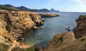 Cala Llentia y los dólmenes