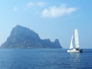 chartelaria charter vacaciones catamaran ibiza eivissa velero alquiler
