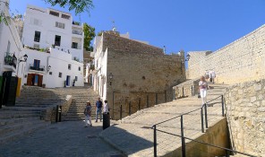 calles plazas dalt vila ibiza eivissa patrimonio de la humanidad murallas carrer portal nou